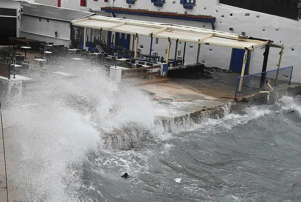 istanbul-valiligi-firtina-uyarisi-son-dakika-2-gun-boyunca-etkili-olacak-saat-0900dan-sonra-tir-tir-titretecek-1695010802349.jpg 2 gün boyunca etkili olacak! İstanbul Valiliği fırtına uyarısı son dakika! Saat 09.00'dan sonra tir tir titretecek hava geliyor-2