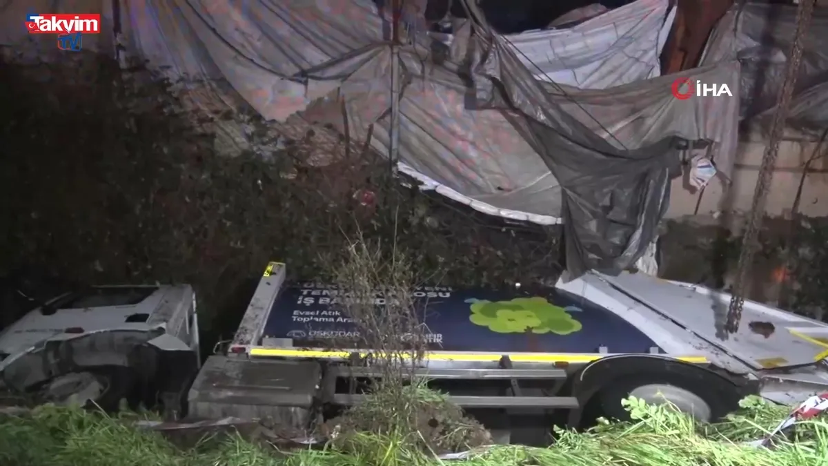 Üsküdar'da çöp kamyonu dereye uçtu!