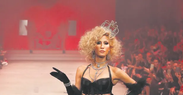 Çağla Şıkel, Hakan Akkaya'nın defilesinde podyumu salladı