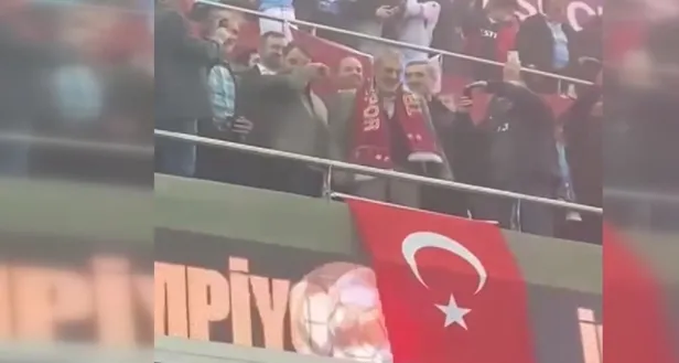 trabzonsporun-sampiyon-oldugu-gecede-berat-albayraktan-yurek-isitan-hareket-stadyuma-giremeyen-engelli-vatanda-1651767275534.jpeg Berat Albayrak şampiyonluk gecesi hayalini gerçekleştirmişti! Trabzonspor taraftarı engelli genç Emre Vural o anları anlattı-4