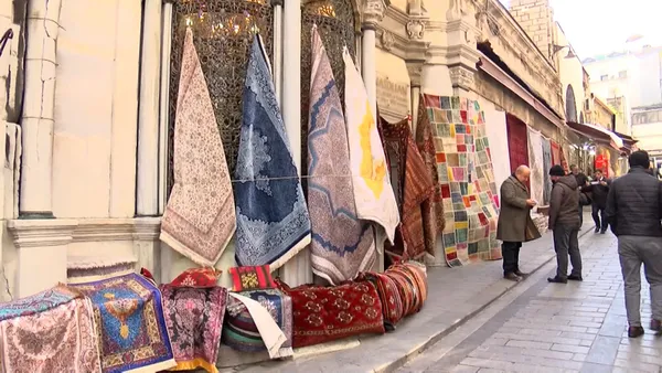 istanbulda-tarihi-esere-buyuk-saygisizlik-fatihte-nuruosmaniye-kulliyesi-sebili-kilim-sergisine-dondu-1643621465365.jpg İstanbul'da tarihi esere büyük saygısızlık! Fatih'te Nuruosmaniye Külliyesi sebili kilim sergisine döndü-5