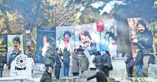 Sevenleri Ferdi Tayfur'u mezarı başında andı