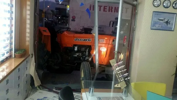 Kayseri'de genç kız, babasının traktörüyle iş yerine girdi-5