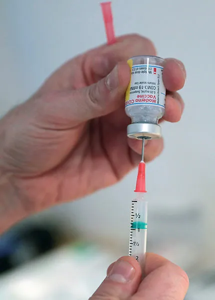 ABD’de temizlik çalışanı dondurucunun fişini çekti binlerce Moderna aşısı çöp oldu!