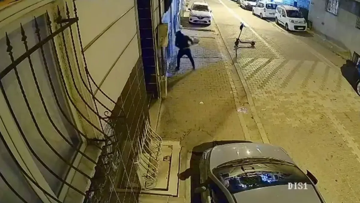 Esenyurt'ta eski sevgili kabusu mahalleliyi bezdirdi! Camları kırdı, apartman girişinde lastik yaktı:  Aile korkudan evini terk etti