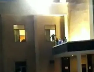 Gaziantep’teki hastane yangınından son dakika görüntüsü! Sağlık çalışanları camları kırarak hastaları kurtarmaya çalıştı
