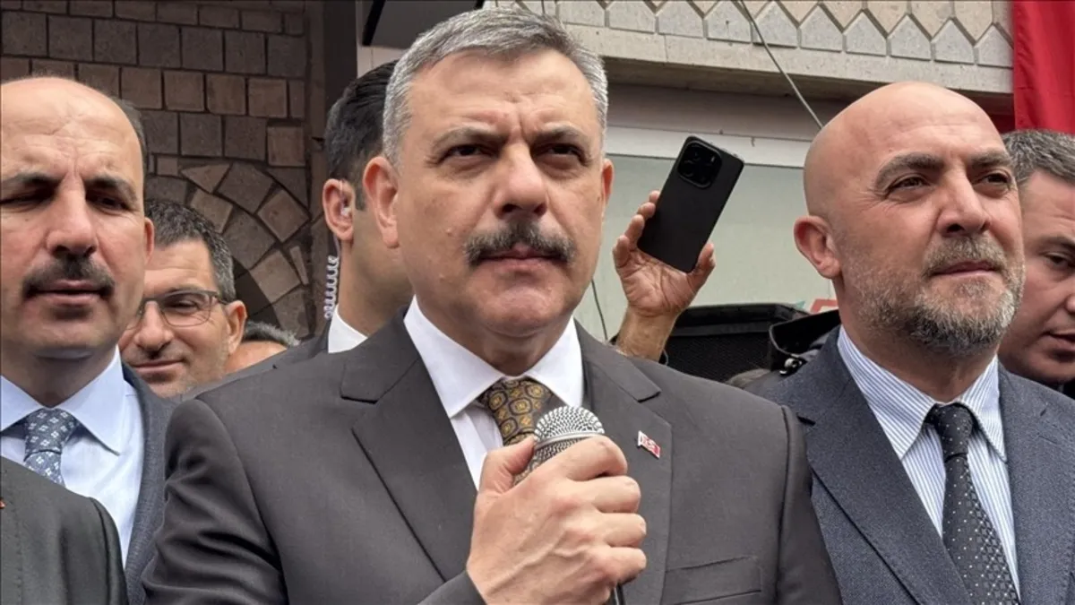 İçişleri Bakanı Çiftçi'nin Ziyaretinde Provokasyon: Uğur Öksüz'ün Gerçek Kimliği Ortaya Çıktı