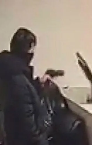 Döviz bürosuna silahlı soygun girişimi kamerada! Silahlı soyguncu böyle etkisiz hale getirildi