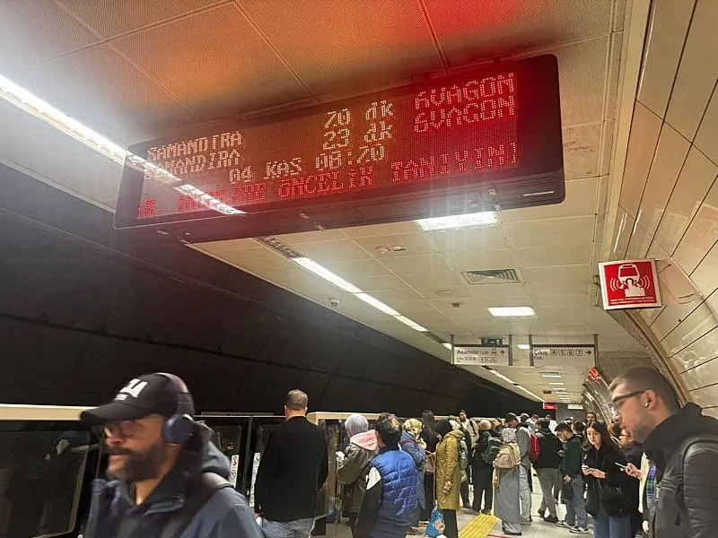 Üsküdar-Samandıra Metro Hattı'nda meydana gelen arıza nedeniyle bazı istasyonlarda yoğunluk yaşandı. (AA)