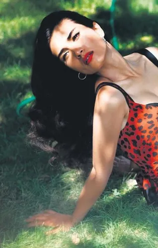 Dünyaca ünlü marka yaz koleksiyonu için Tuba Büyüküstün ile anlaştı