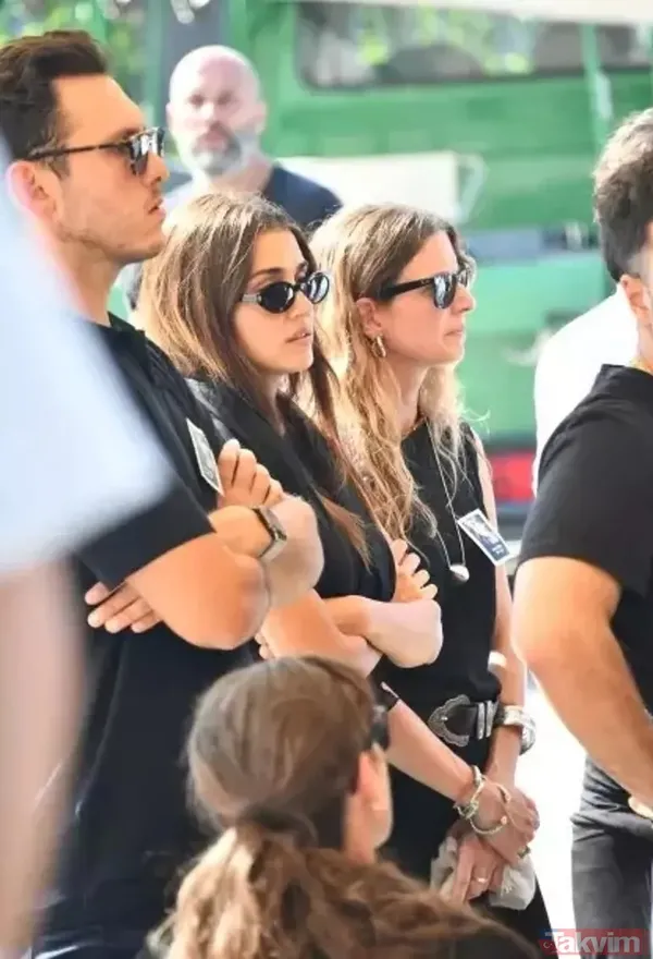 Annesinin cenazesine katılmıştı! Akın Akınözü’ne sinir hoplatan “Hande Erçel” sorusu - 3