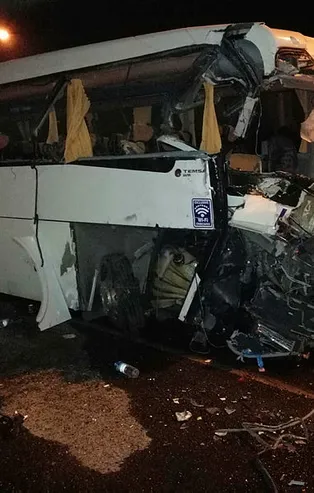 Uşak'ta yolcu otobüsü TIR'a çarptı: 16 yaralı!