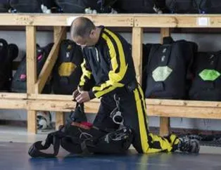 Dört bin metreden tabutla atladı