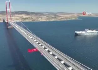 1915 Çanakkale Köprüsüne dev Türk bayrağı asıldı