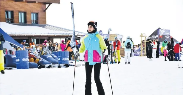 Erciyes’te ünlü zirvesi! Kayak keyfi yaptılar...