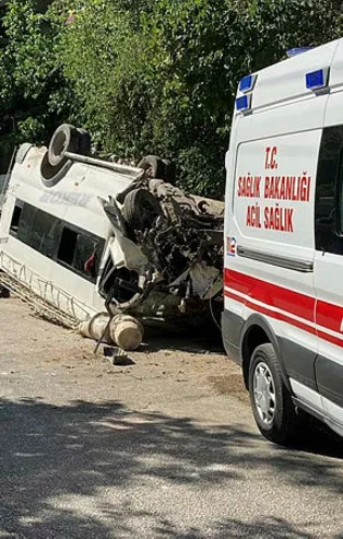 Mersin'de freni boşalan servis minibüsü devrildi: 4'ü ağır 27 yaralı