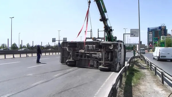 d-100-e5te-trafik-tartismasi-kazaya-yol-acti-kamyonet-devrildi-1651227994573.jpg D-100 (E5'te) trafik tartışması kazaya yol açtı! Kamyonet devrildi-3