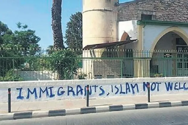 Güney Kıbrıs'ta camiler saldırı!