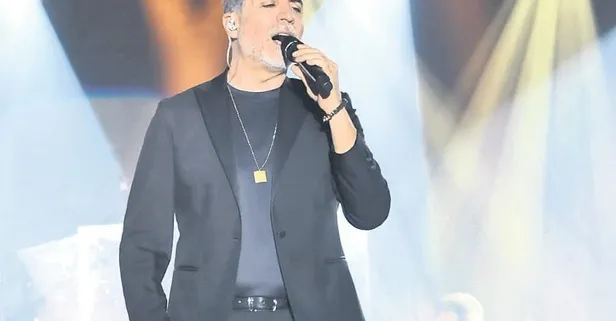 Yılbaşı gecesi Girne'de sahne alan Özcan Deniz konuklarla sık sık sohbet etti