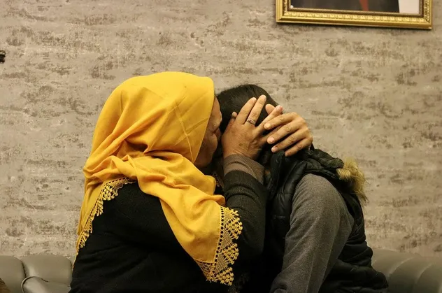 Son dakika: HDP önünde eylem yapan bir anne daha evladına kavuştu
