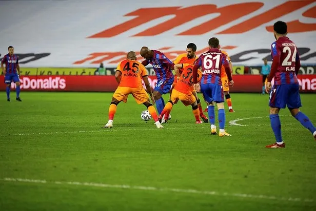 trabzonspor-galatasaray-karsilasmasinda-sok-sakatlik-feghouli-oyundan-cikti-1609002898315.jpeg Trabzonspor - Galatasaray karşılaşmasında şok sakatlık! Feghouli oyundan çıktı...-2