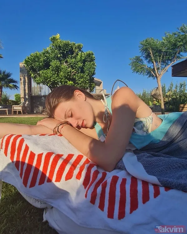 Gizem Karaca güneşlenirken verdiği pozla dert yandı! Bikinisiyle sere serpe uzandı gören dönüp bir daha baktı - 4
