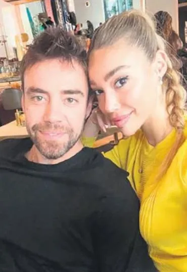 feda-zamani-1695161887199.jpeg Murat Dalkılıç Londra’da fena aşka geldi! Ünlü şarkıcı genç sevgilisinin bir dediğini iki etmiyor-5