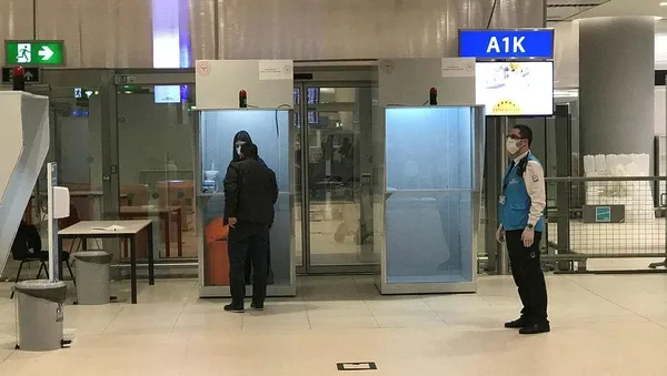 londradan-istanbula-gelen-yolculara-mutasyon-riski-nedeniyle-havalimaninda-koronavirus-testi-yapildi-1608512813682.jpeg Londra'dan İstanbul'a gelen yolculara mutasyon riski nedeniyle havalimanında koronavirüs testi yapıldı-1