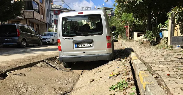 İstanbul'da yol çöktü! Araçlar çukura düştü