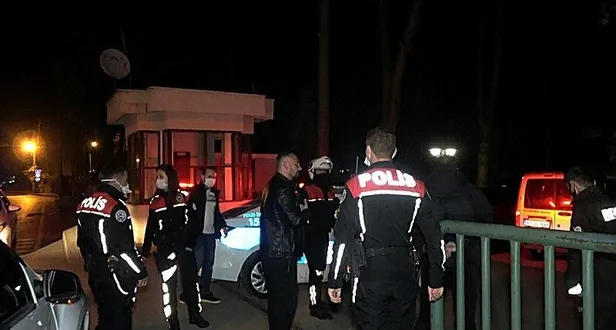 duzcede-polisin-dur-ihtarina-uymayan-surucu-gizlendigi-depoda-yakalandi-1590360313325.jpeg Düzce'de polisin 'dur' ihtarına uymayan sürücü gizlendiği depoda yakalandı-4