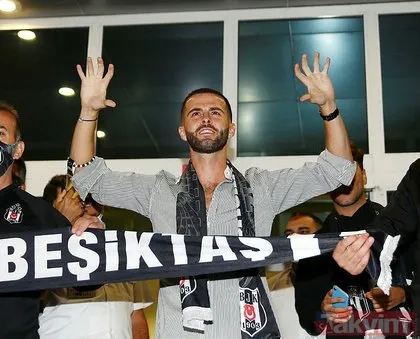 Beşiktaş’ın yeni transferi Miralem Pjanic İstanbul’a geldi! Kartal işareti yaptı, atkı açtı...