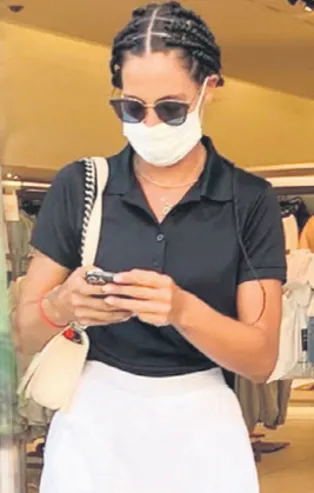 Ebru Şahin'den sonra Zehra Çilingiroğlu da ‘Afrika örgüsü’ modasına uydu!