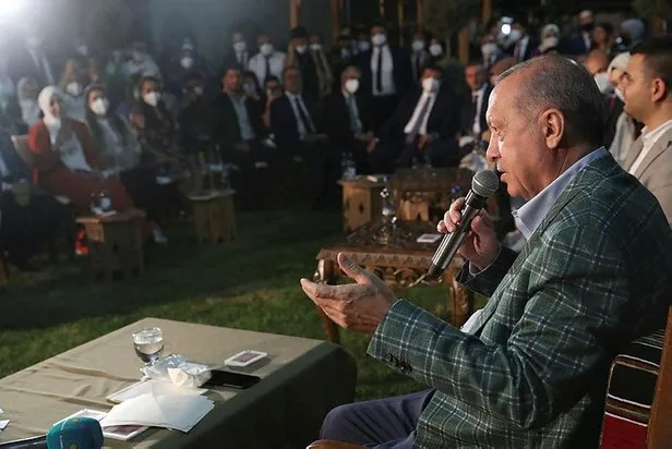 son-dakika-baskan-erdogan-kahramanmarasta-genclerle-siir-gecesi-programinda-bulustu-1631389276210.jpeg
