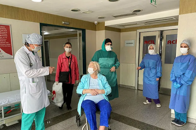 70 yaşındaki Fatma teyze koronavirüsü yendi!