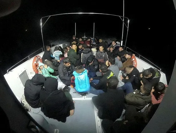 İzmir açıklarında 74 düzensiz göçmen kurtarıldı I 69 göçmen yakalandı-3