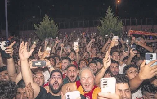 govde-gosterisi-1659910367210.jpeg Galatasaray Lucas Torreira ile Dries Mertens transferiyle Avrupa'nın gündemi oturdu-3