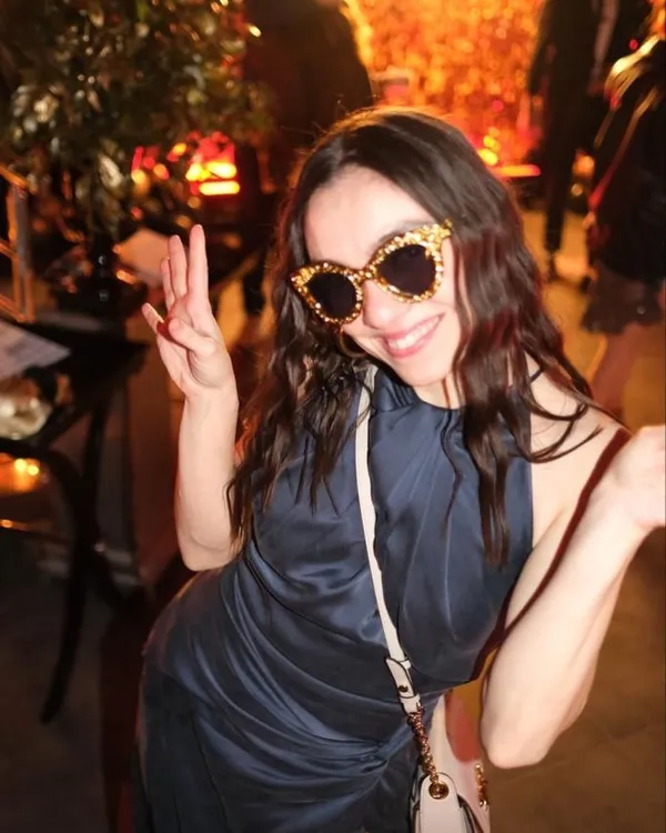 merve-dizdar-siyahlar-icinde-bacak-dekoltesi-verdi-sandalyesine-yayilip-sosyal-medyayi-salladi-masumlar-apartm-1669837744300.jpg Merve Dizdar siyahlar içinde bacak dekoltesi verdi! Sandalyesine yayılıp sosyal medyayı salladı! Masumlar Apartmanı’nın Gülben’iydi...-4