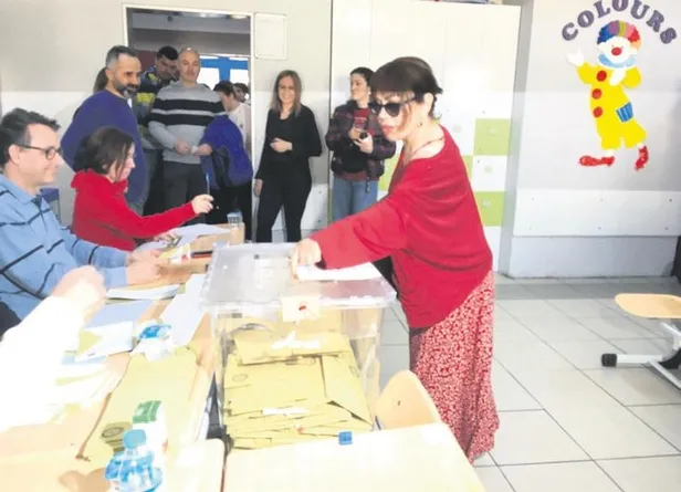 İşte ünlülerin oy verme işlemlerinden kareler-2