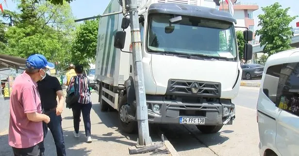 Kadıköy’de kontrolden çıkan kamyon dehşet saçtı! Park halindeki araçlara çarptı