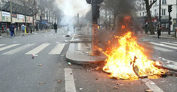 PKK yandaşları yerle bir etti! Paris halkından Fransa hükümetine isyan: Nasıl iyi mi böyle?