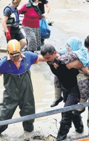 Alnından öpülesi kahramanlar: Karadeniz'deki sel felaketinde 700’e yakın vatandaşı çamur denizinden kurtardılar