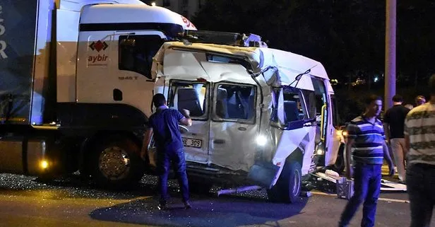 TEM'de feci kaza! TIR minibüse çarptı