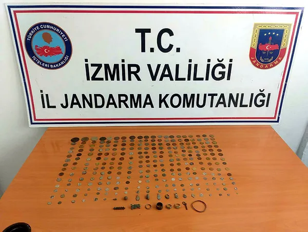 izmirin-bergama-ilcesinde-284tarihi-eser-ele-gecirildi-268-sikke-6-yuzuk-ve-10-obje-1606060386407.jpg