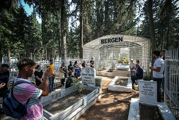 sanatci-bergen-mersindeki-mezari-basinda-anildi-1660517106111.jpg