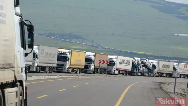 Gürcistan sınırında 16 kilometre uzunluğunda TIR kuyruğu oluştu! 3 günde sadece 3 kilometre ilerleyebiliyorlar - 25