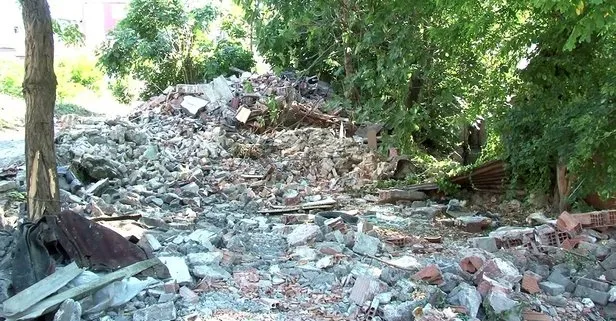Fatih’te yıkılan binanın altından top mermisi çıktı