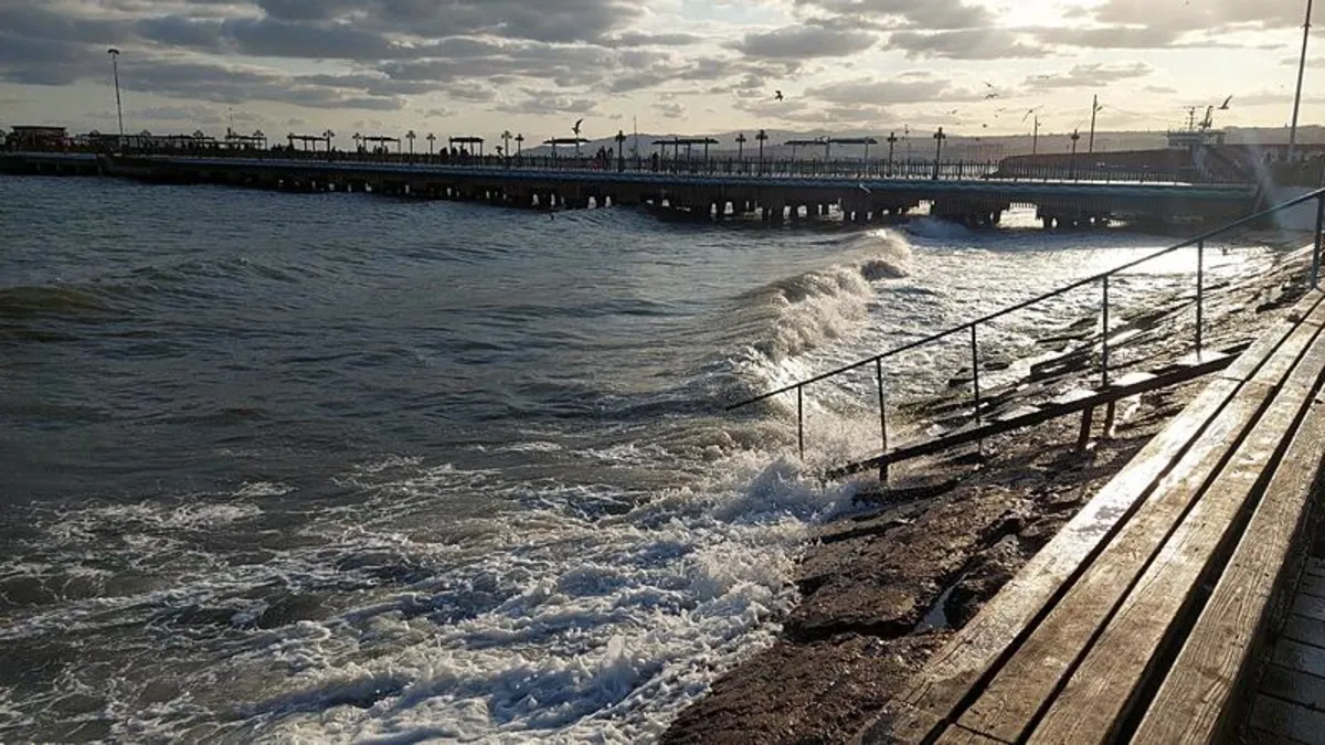 Gemiler limanda beklemeye geçti! Marmara Denizi ulaşımına poyraz engeli