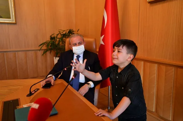 Miraç Eymen Kaya İstiklal Marşı okurken hem ağladı hem ağlattı! Şentop: Uzun zamandır bu kadar güzelini dinlemedim