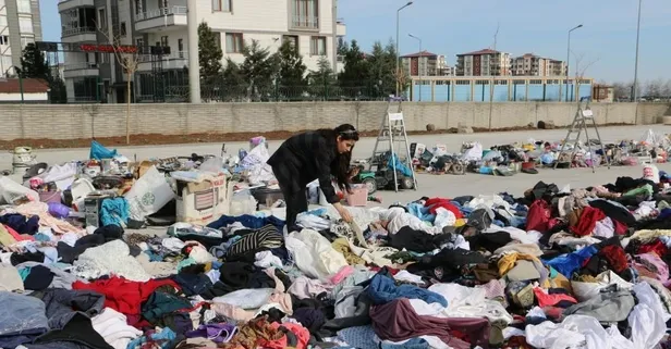 2 çocuğunu kaybeden gözü yaşlı baba çocuklarının enkazdan çıkarılan eşyalarında kalan kokularıyla teselli buldu