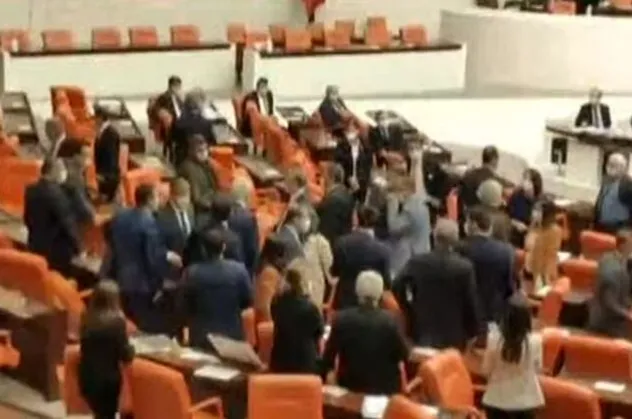 Son dakika: Meclis'te MHP ve HDP'li vekiller arasında gerginlik çıktı